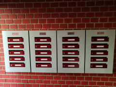 Falba épített postaláda szekrény